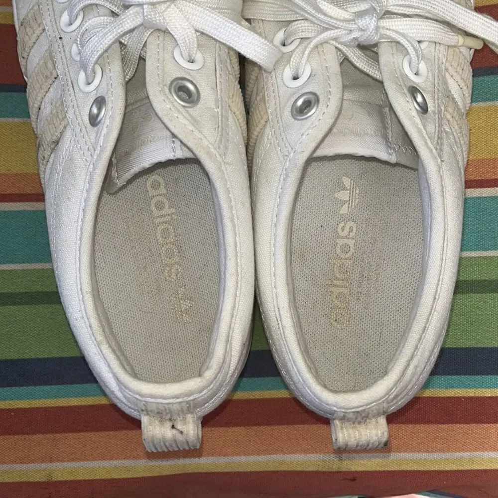 EXCELLENT CONDITION WOMEN’S 11 ADIDAS WHITE/CREAM  NIZZA PLATFORM SHOES